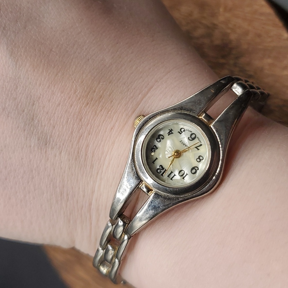 B2733 mother of pearl feminine‎ wrist watch needs batteries